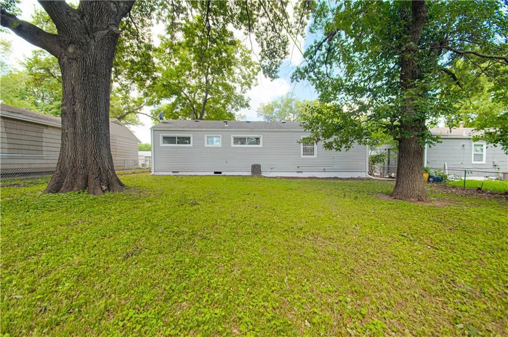 11003 Cambridge Avenue — photo 24