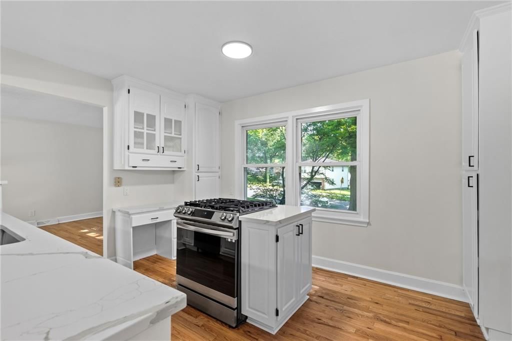 10810 Oak Street — photo 8