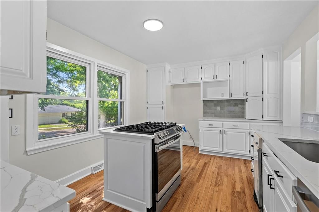10810 Oak Street — photo 9