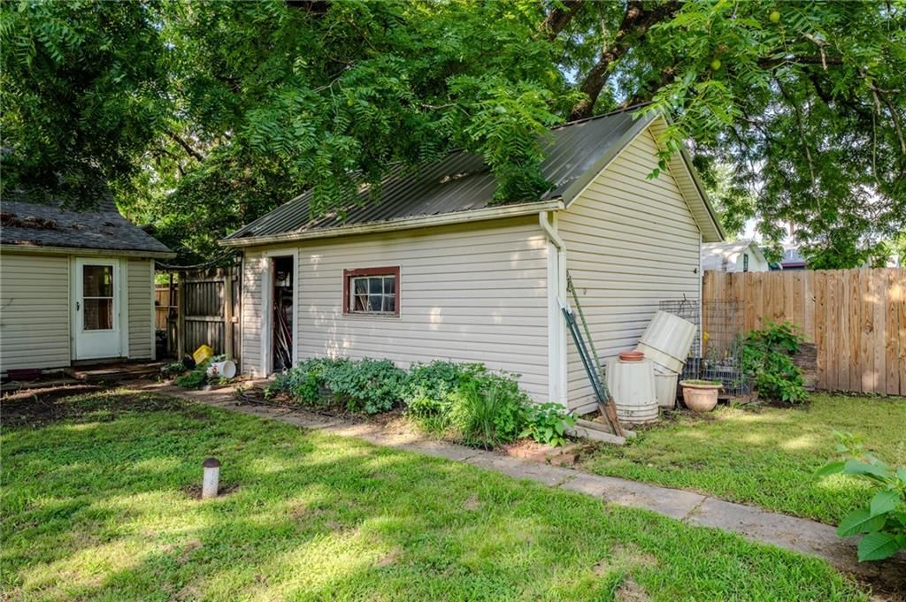325 W Montgomery Street — photo 22