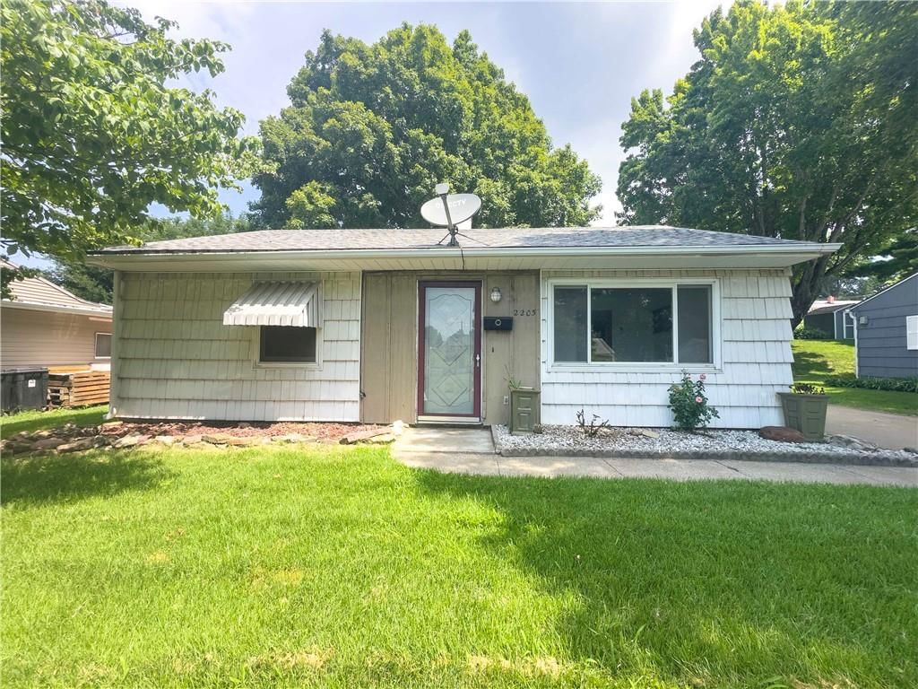 2205 Maple Street — photo 2