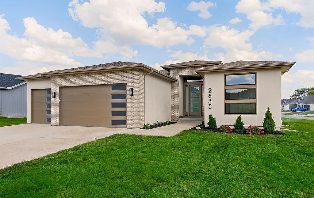 2635 SW Tracker Lane, Lee's Summit, MO: listing photo 2