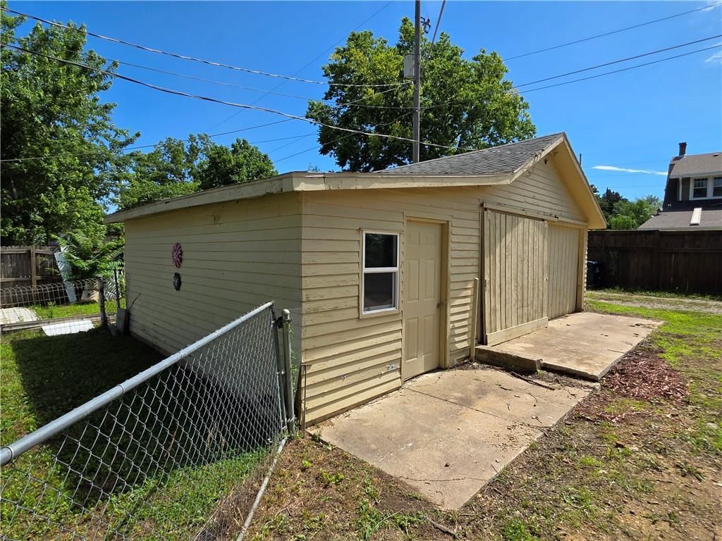 222 S Burns Street — photo 34