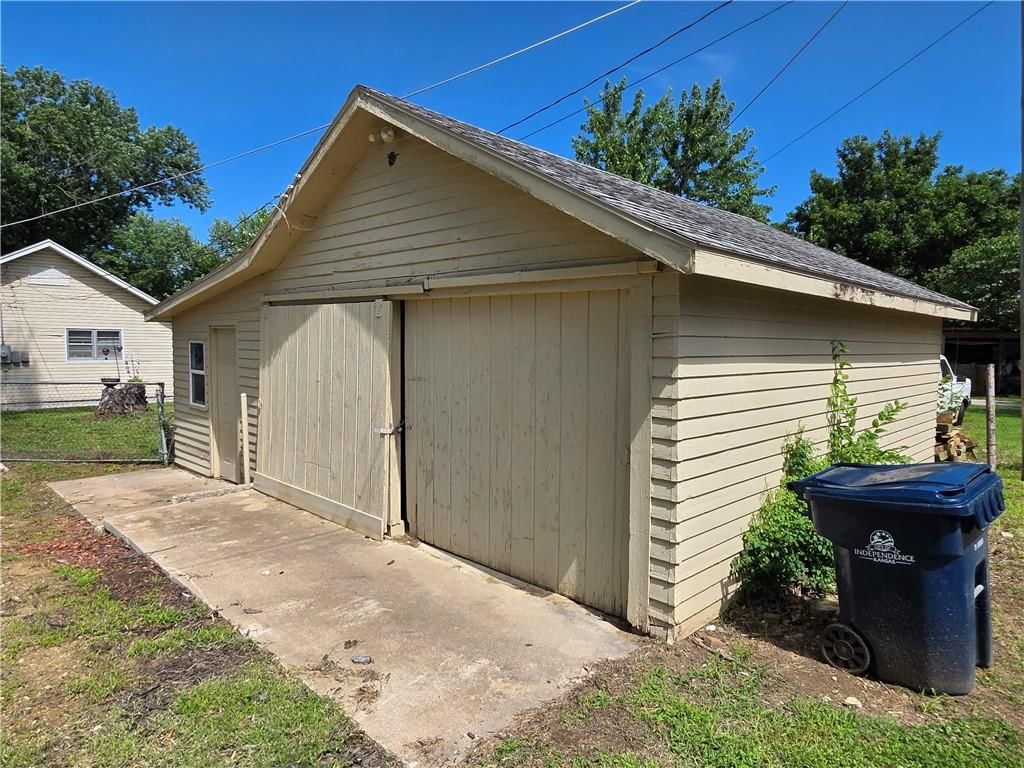 222 S Burns Street — photo 36
