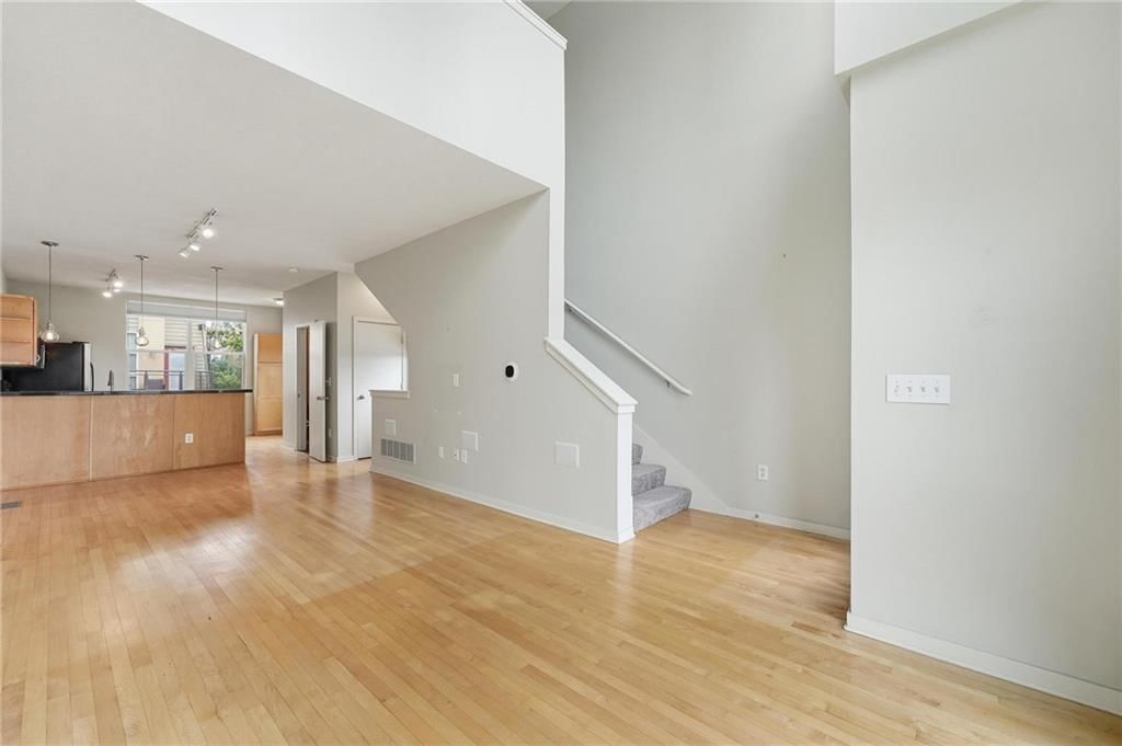 4577 Madison Avenue — photo 2