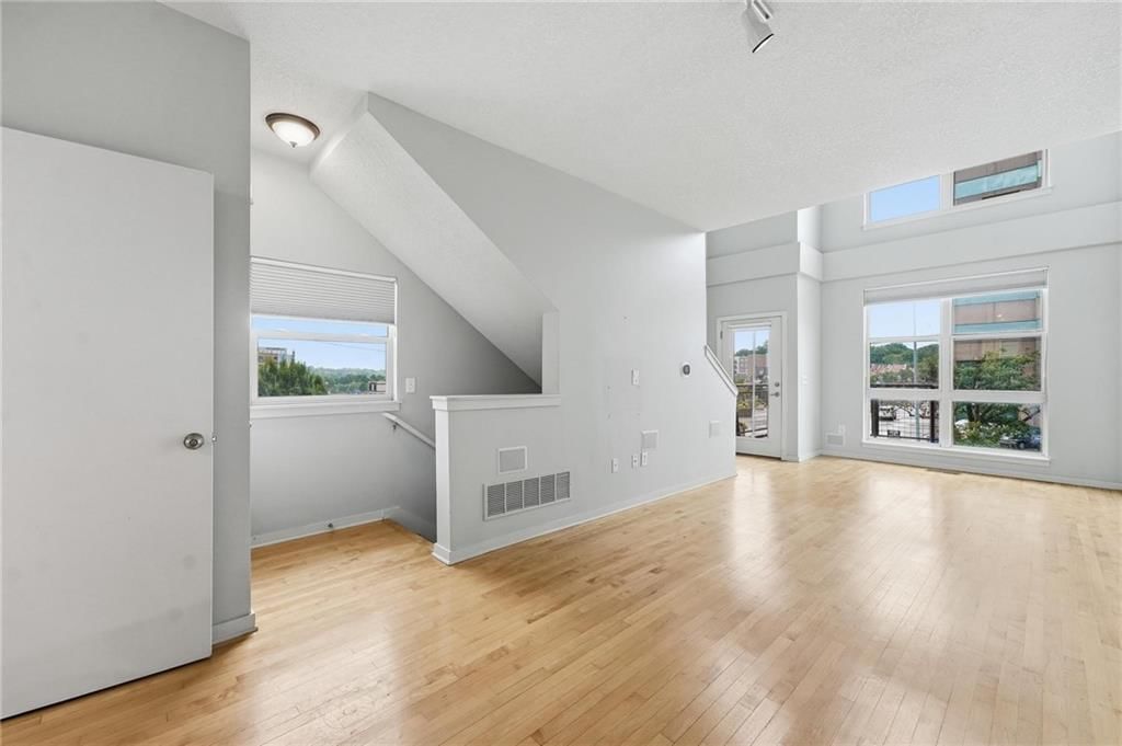 4577 Madison Avenue — photo 4