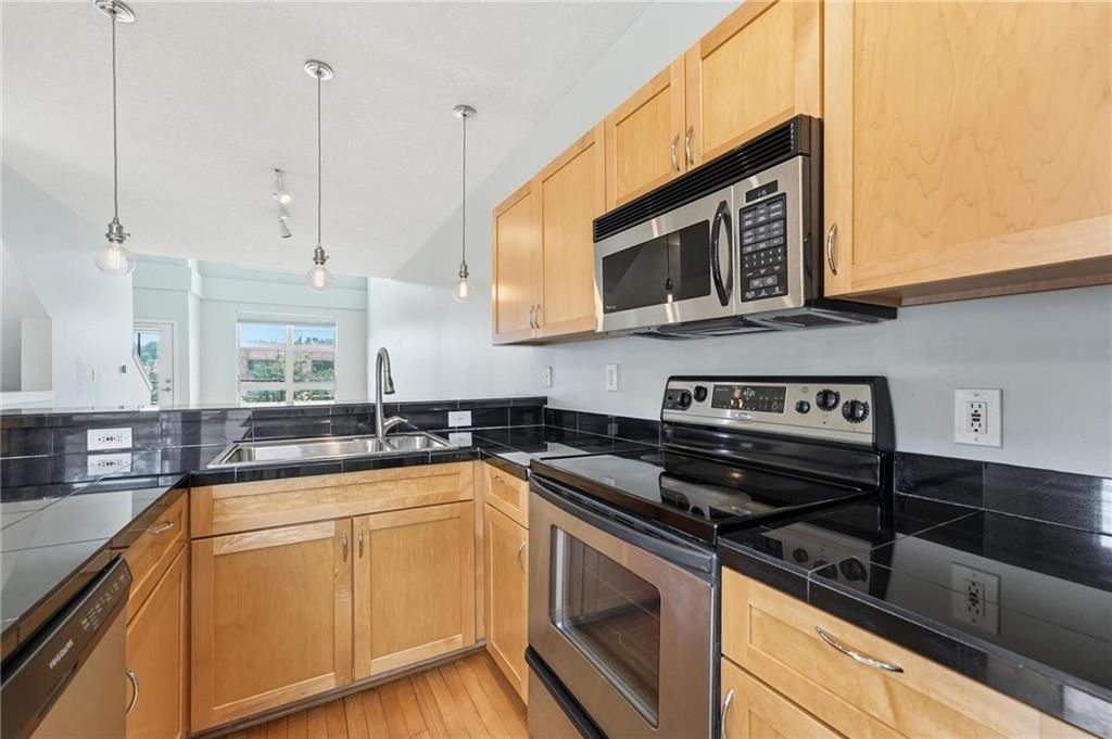 4577 Madison Avenue — photo 8