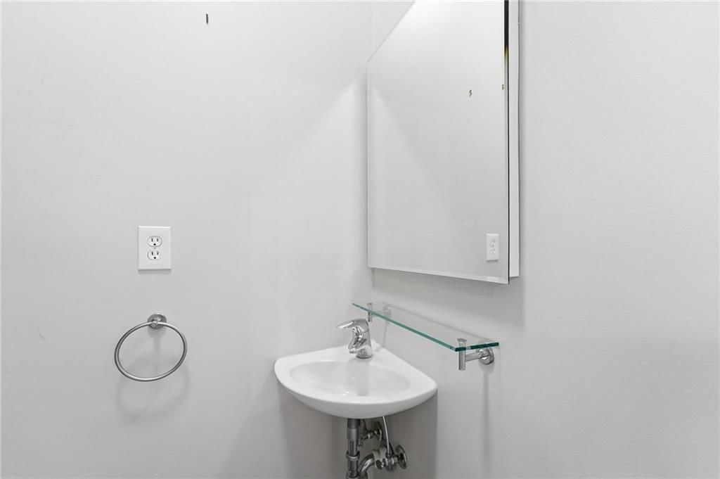 4577 Madison Avenue — photo 9