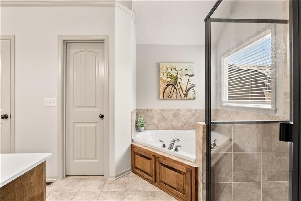 1824 NE Woodview Lane — photo 11