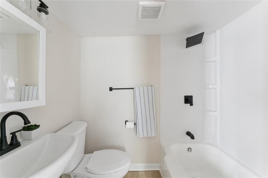 806 W Lexington Street — photo 16