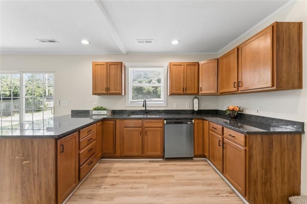 806 W Lexington Street — photo 23