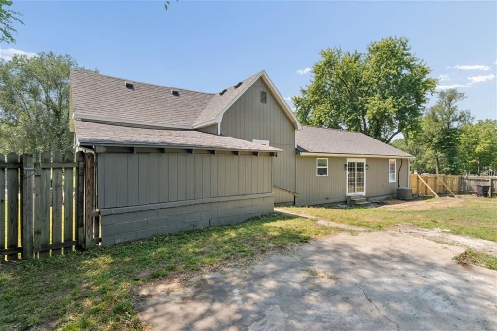 806 W Lexington Street — photo 43