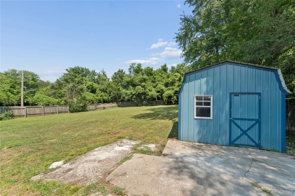806 W Lexington Street — photo 46