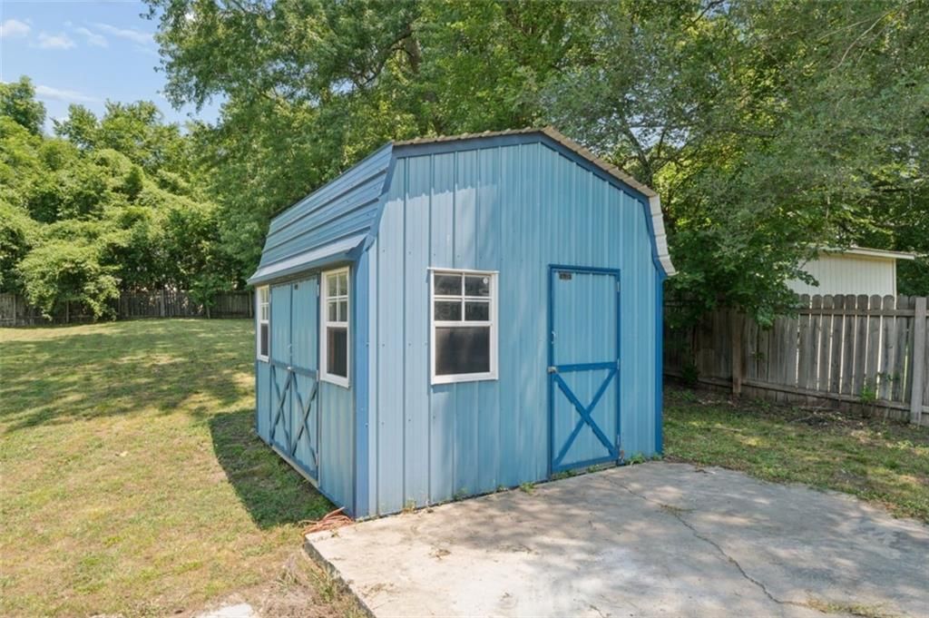 806 W Lexington Street — photo 47
