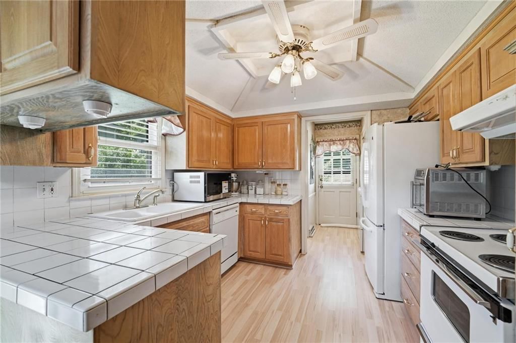 8001 Walker Avenue — photo 10