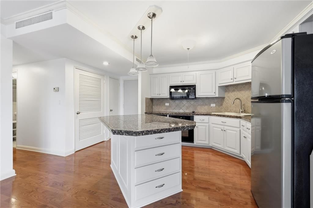 310 W 49 Street — photo 17