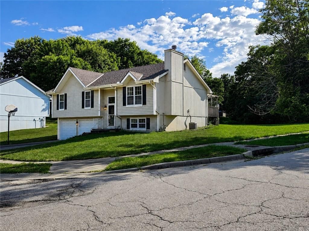 7818 N Amoret Avenue — photo 2