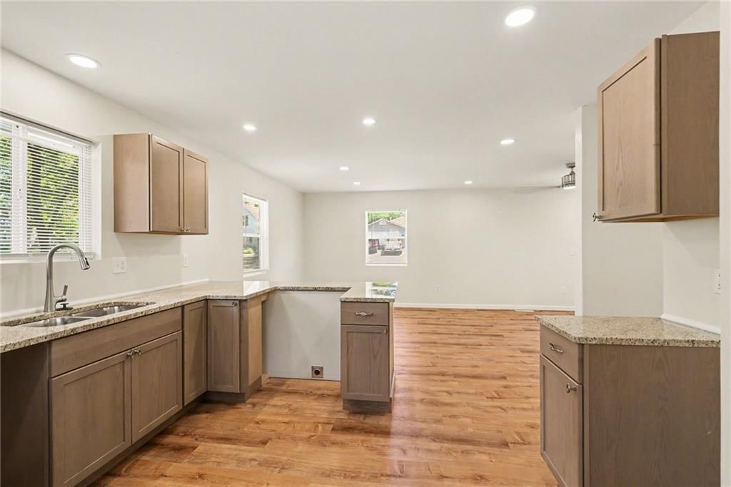 828 N Oak Street — photo 8