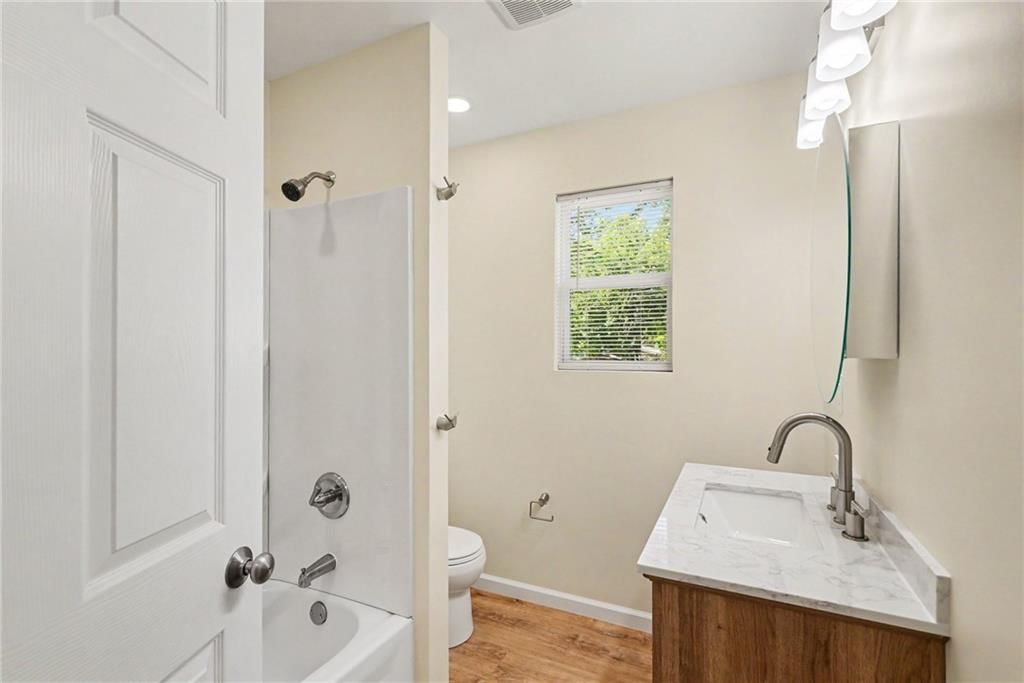 828 N Oak Street — photo 9