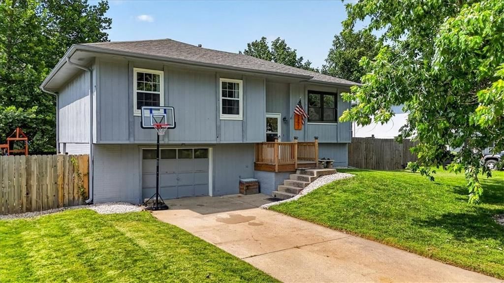 1802 PARKWOOD Drive, Harrisonville, MO: listing photo 3