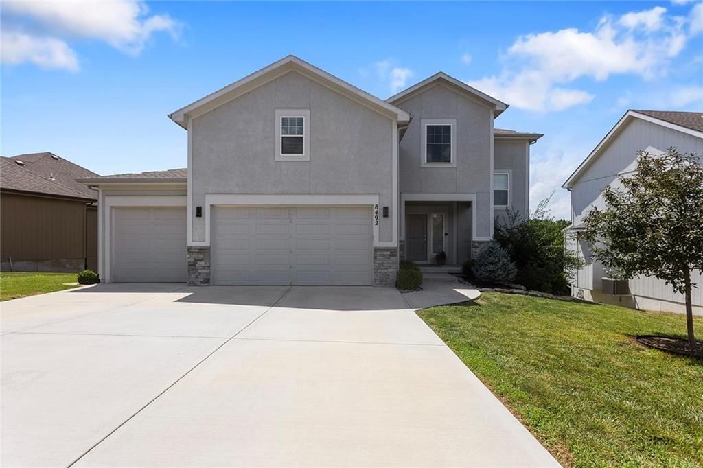 8492 Valley Spring Drive — photo 1