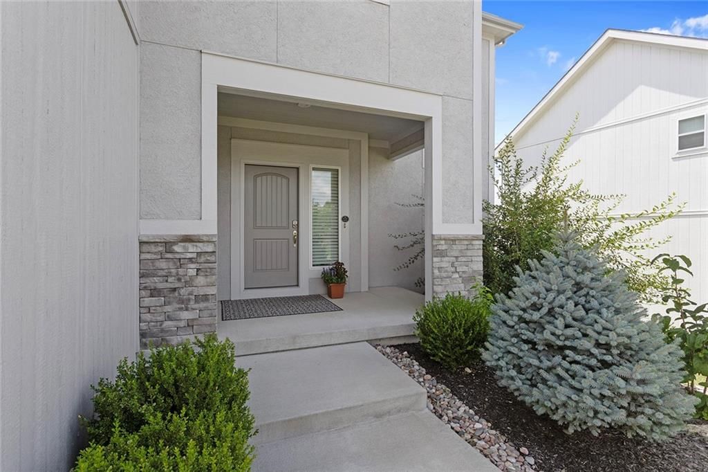 8492 Valley Spring Drive — photo 3
