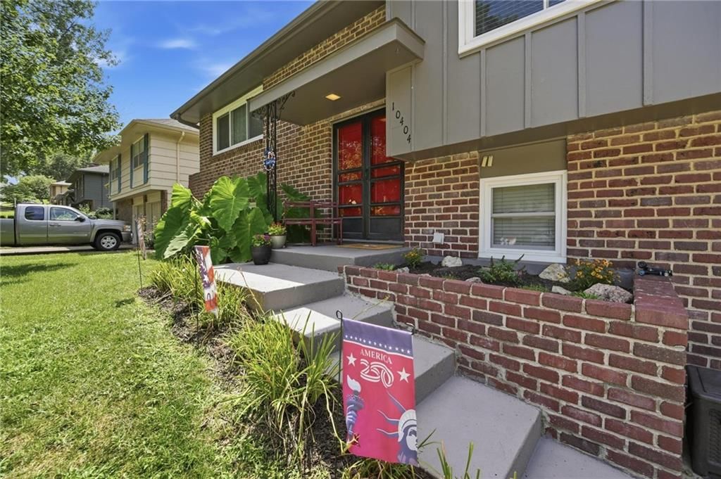 10404 Wyandotte Street — photo 2
