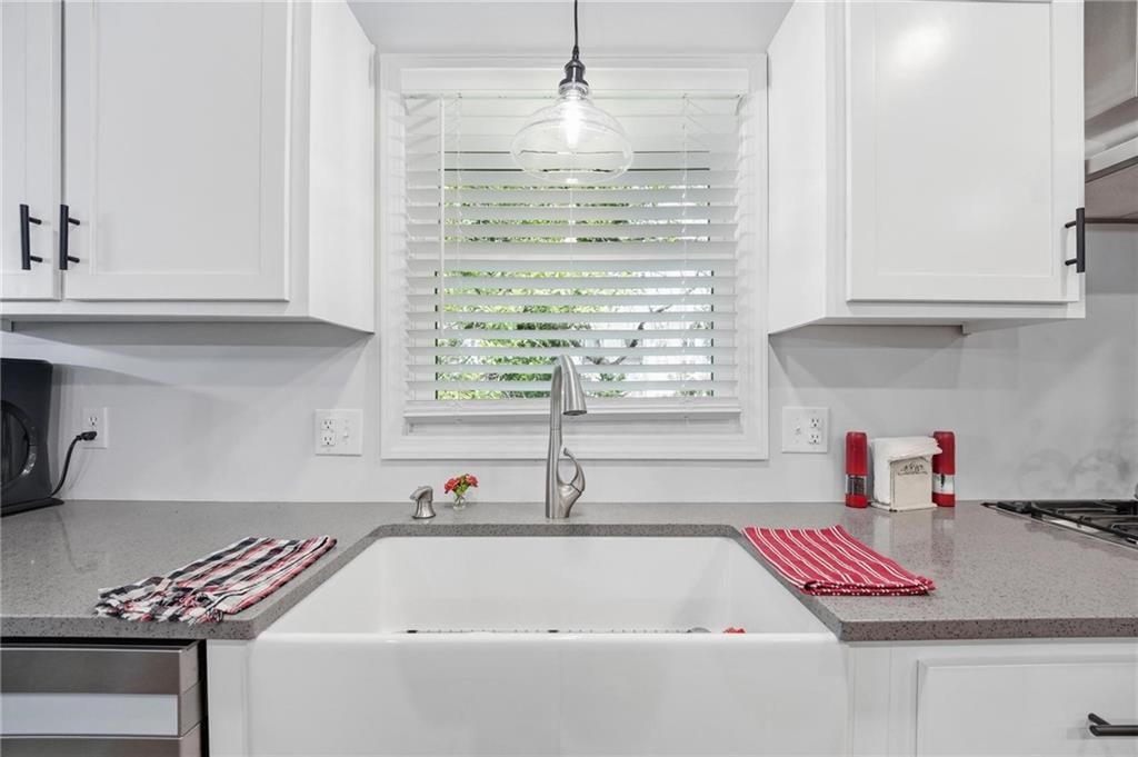 10404 Wyandotte Street — photo 15
