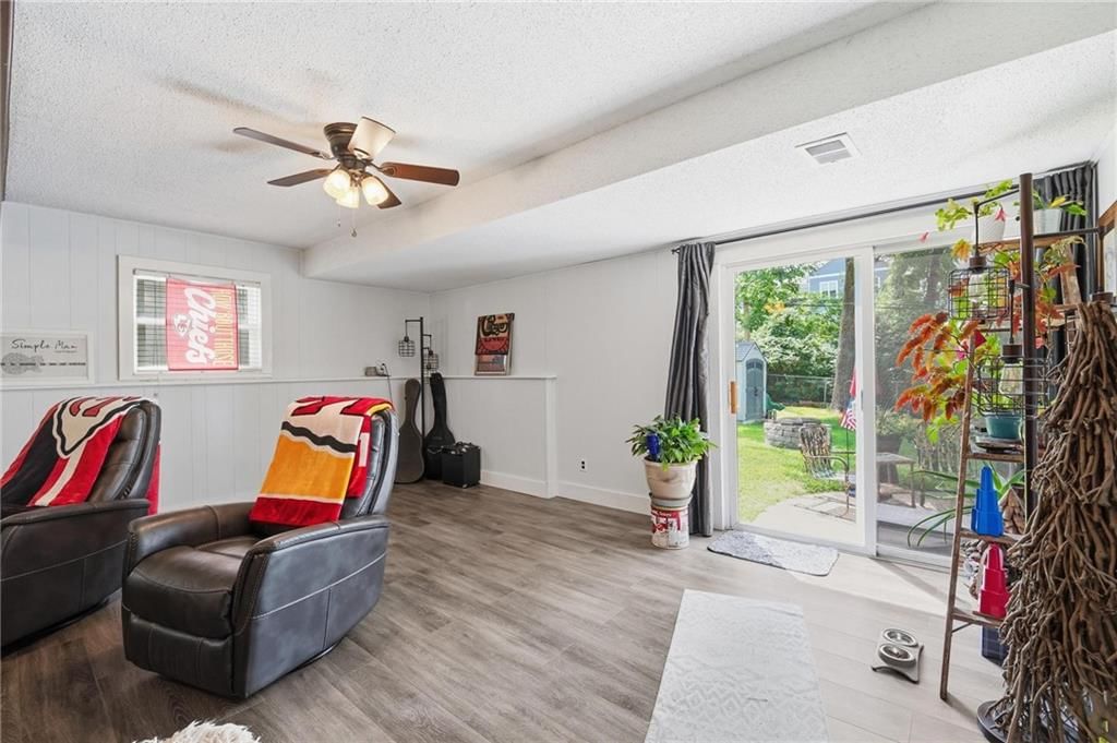 10404 Wyandotte Street — photo 38