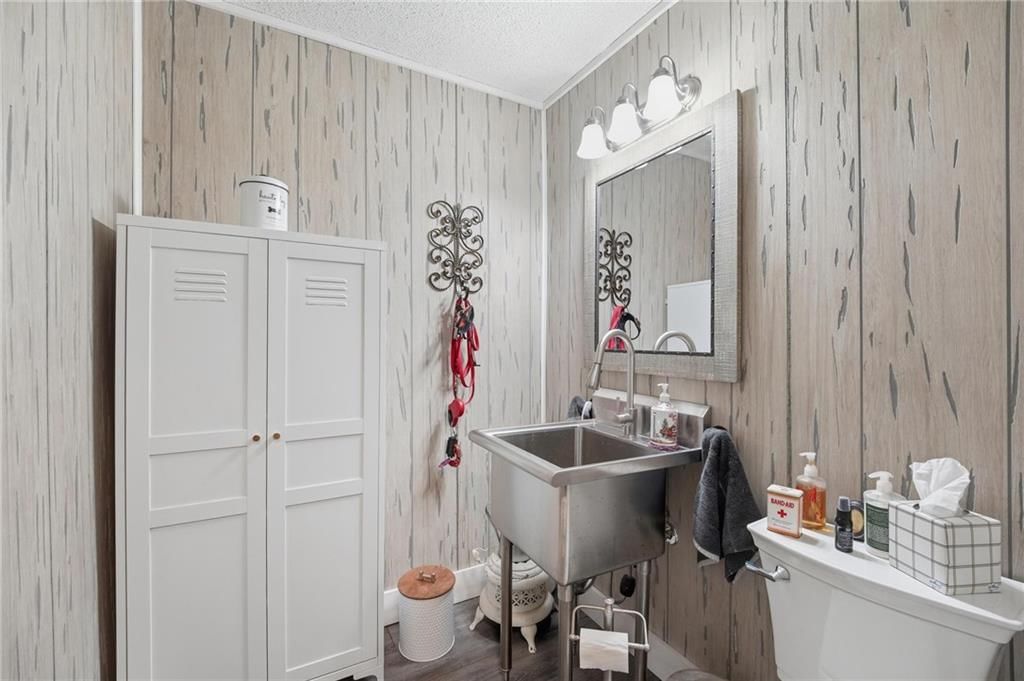 10404 Wyandotte Street — photo 43