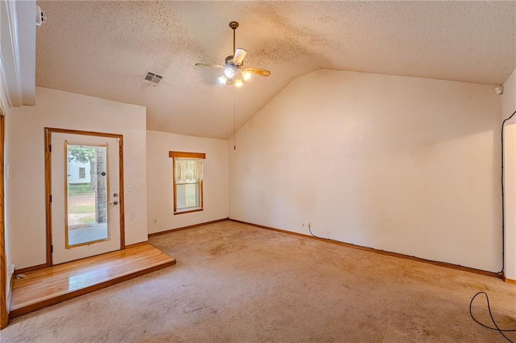323 S Holbrook Street — photo 5