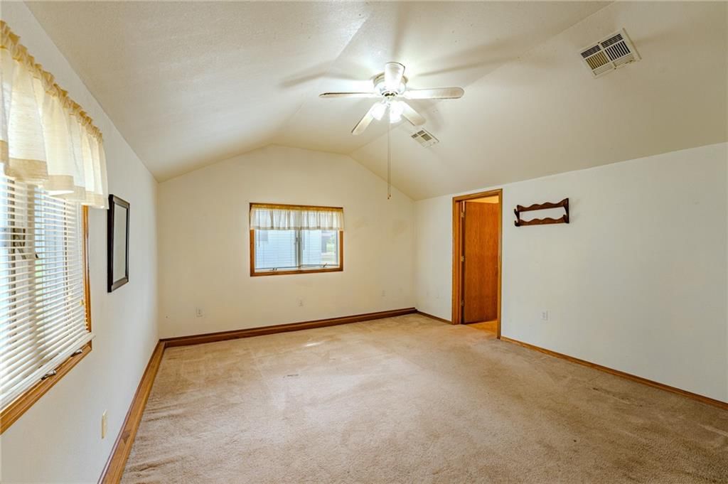 323 S Holbrook Street — photo 9