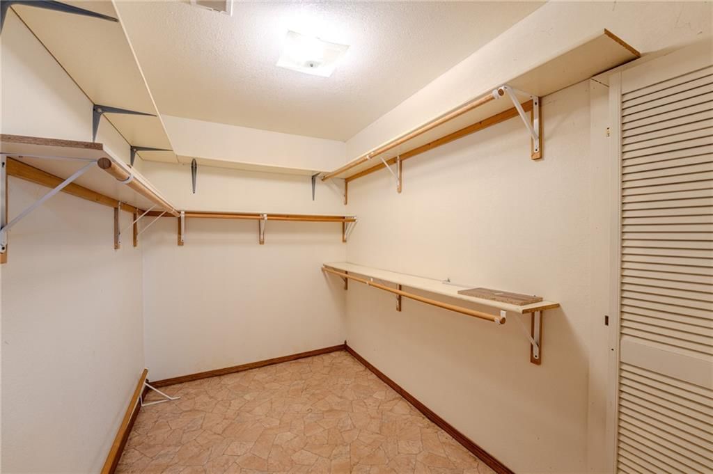 323 S Holbrook Street — photo 11