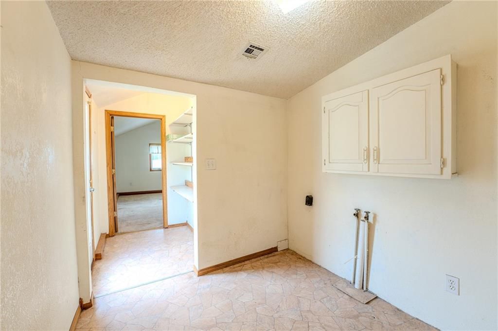 323 S Holbrook Street — photo 22