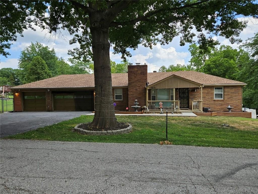 5831 N Ava Avenue — photo 2