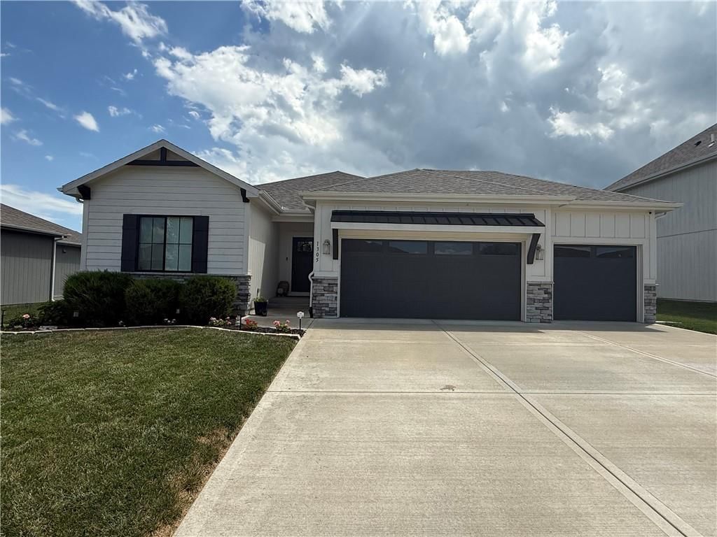 1305 NW Crestwood Drive — photo 1