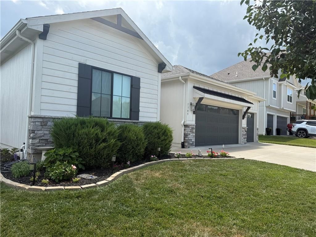 1305 NW Crestwood Drive — photo 2