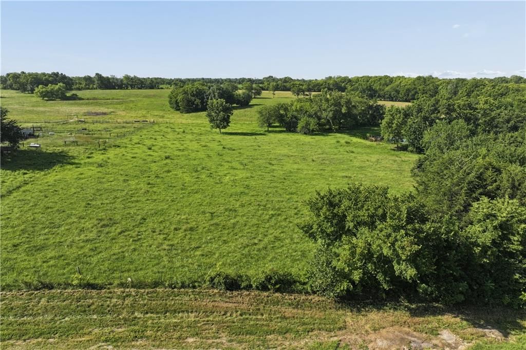 Photo 10 of 12 - W 375th Street, Osawatomie, KS 66064