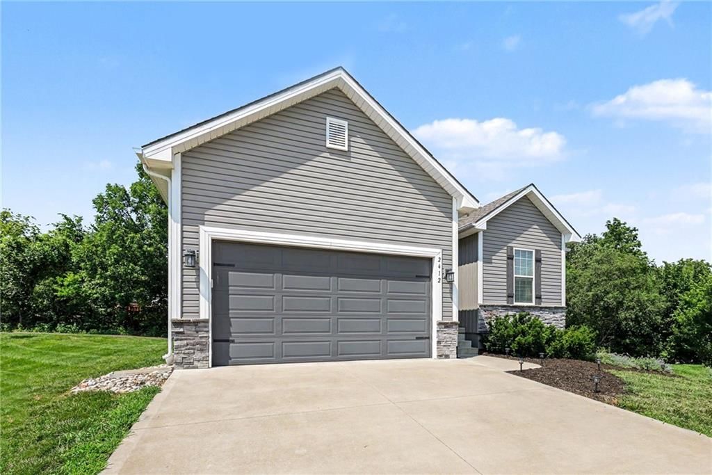 2412 NW Peekaboo Court — photo 3
