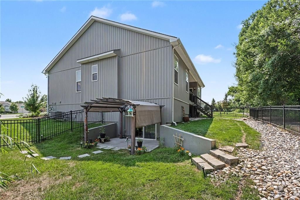 2412 NW Peekaboo Court — photo 27