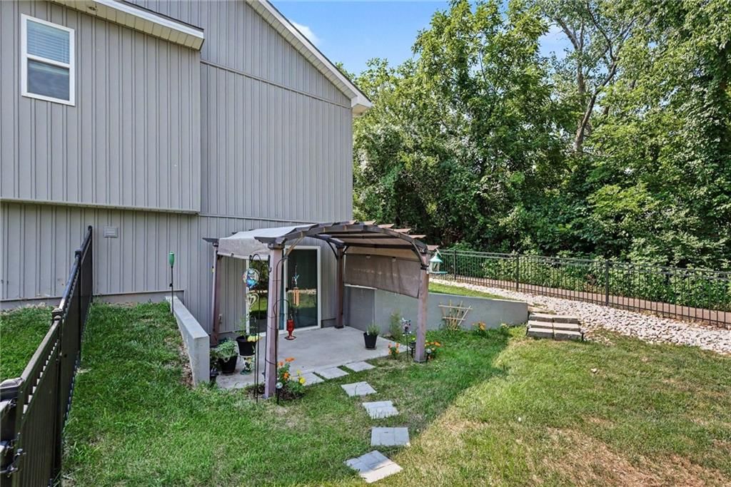 2412 NW Peekaboo Court — photo 28