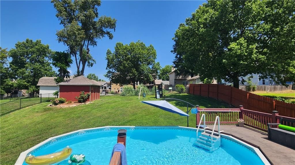 19504 Woodsbury Street — photo 44