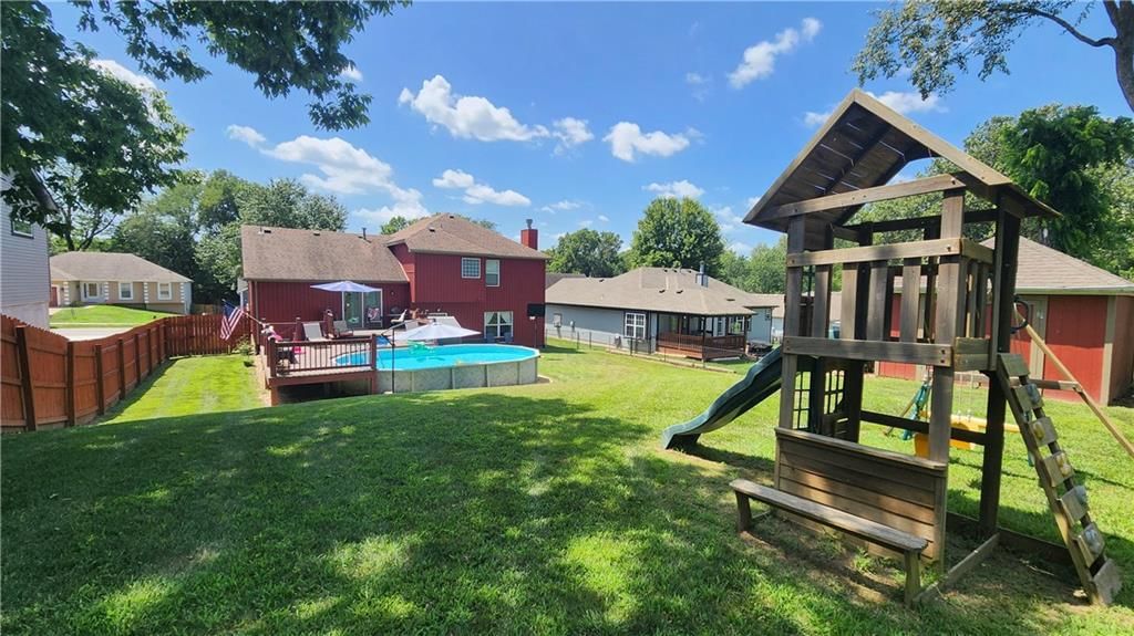 19504 Woodsbury Street — photo 46