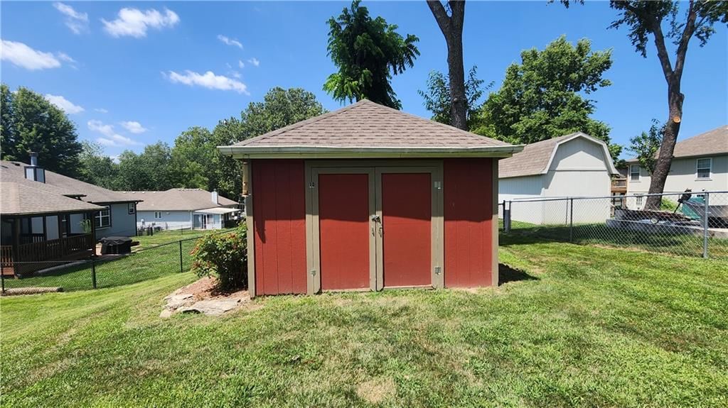 19504 Woodsbury Street — photo 47
