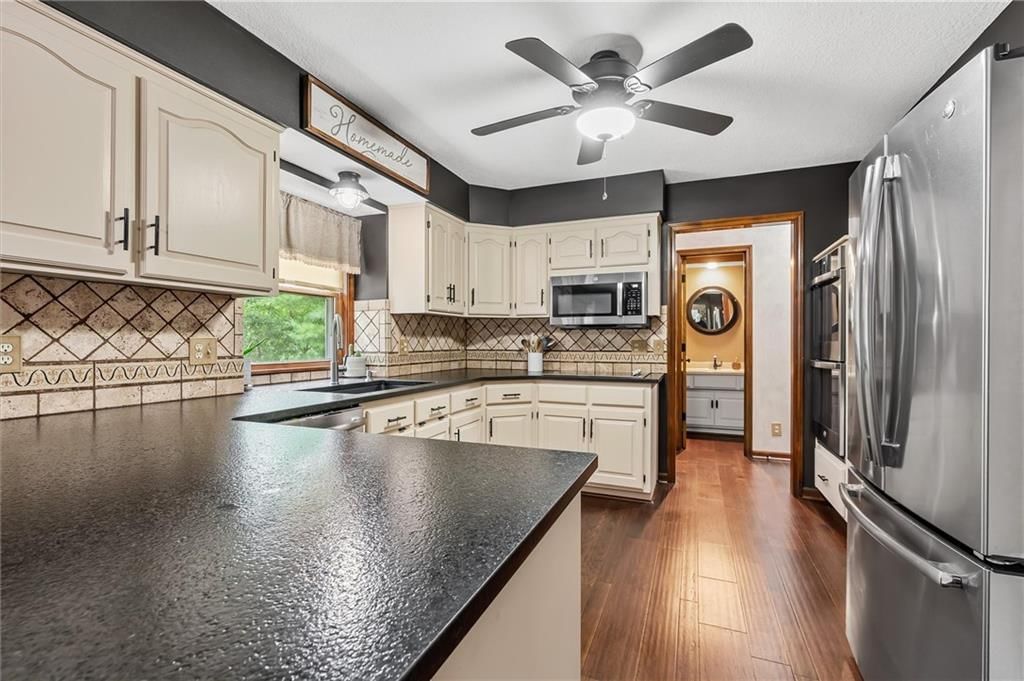 1402 Colony Drive — photo 17