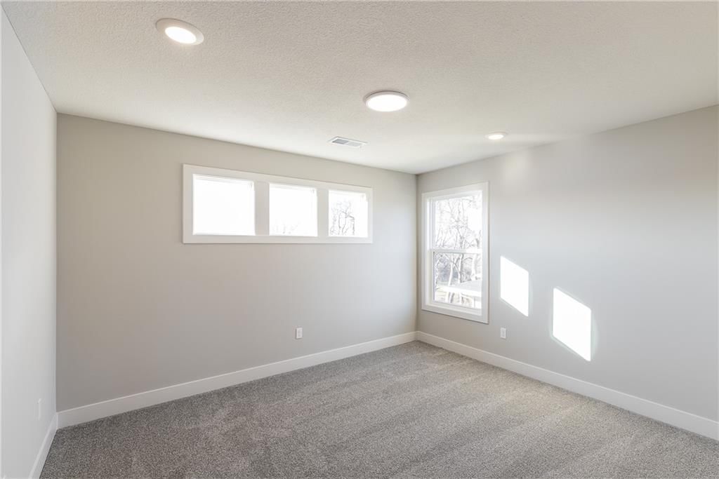 18504 Windsor Street — photo 26