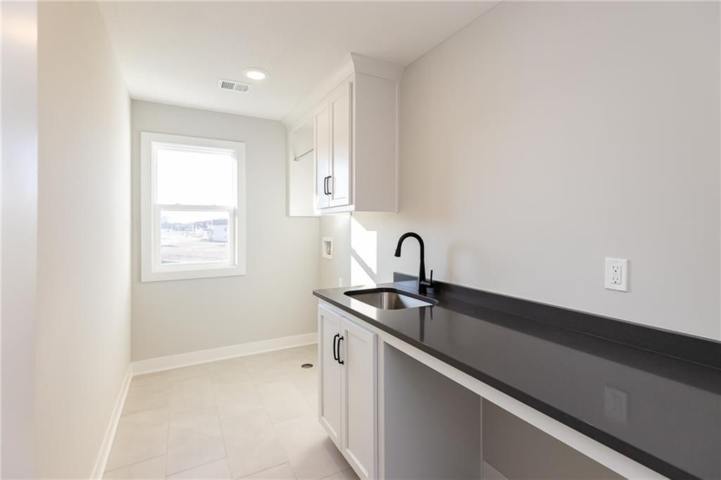 18504 Windsor Street — photo 36