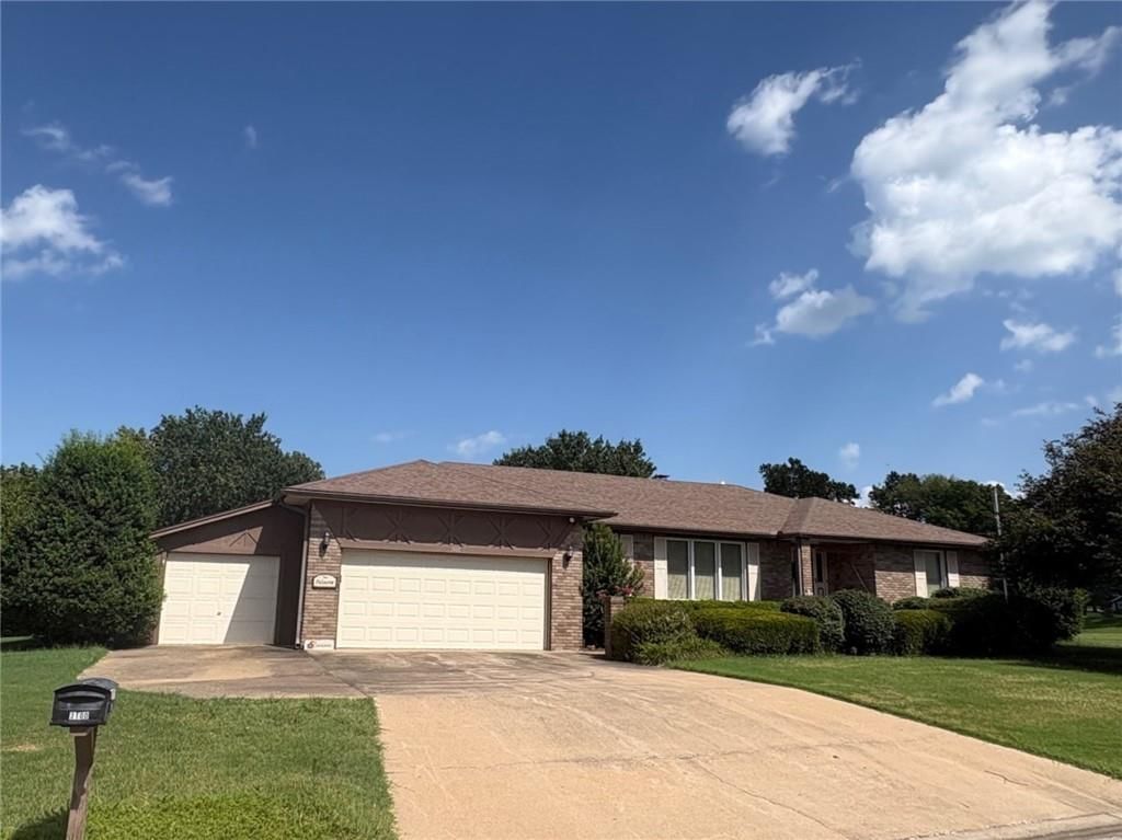 3100 Regency Drive — photo 1