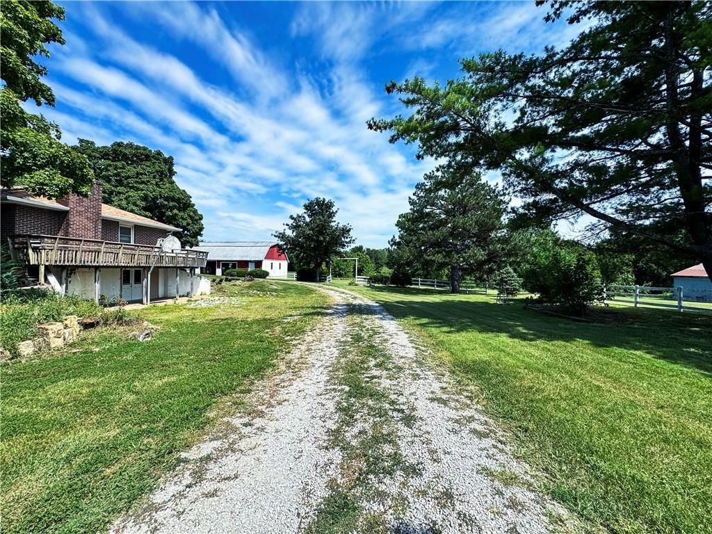 Photo 5 of 44 - 22217 S Victory Road, Spring Hill, KS 66083
