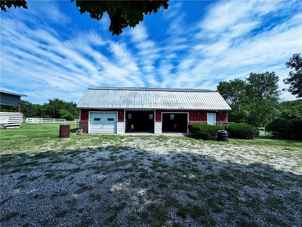 Photo 6 of 44 - 22217 S Victory Road, Spring Hill, KS 66083
